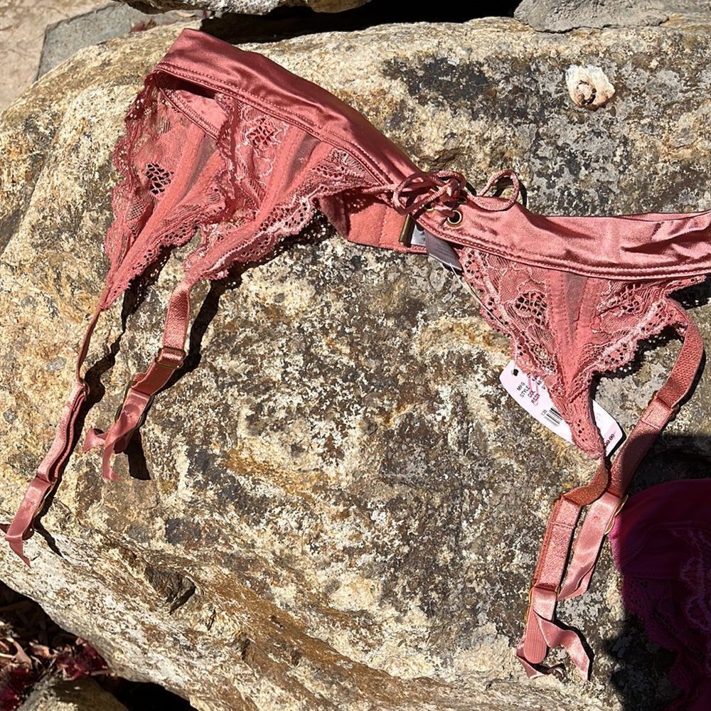 Victoria’s Secret Garters - Picture 10 of 11